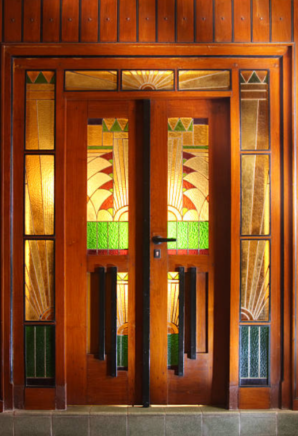 Pintu rumah dengan panel kaca bergaya Art Deco